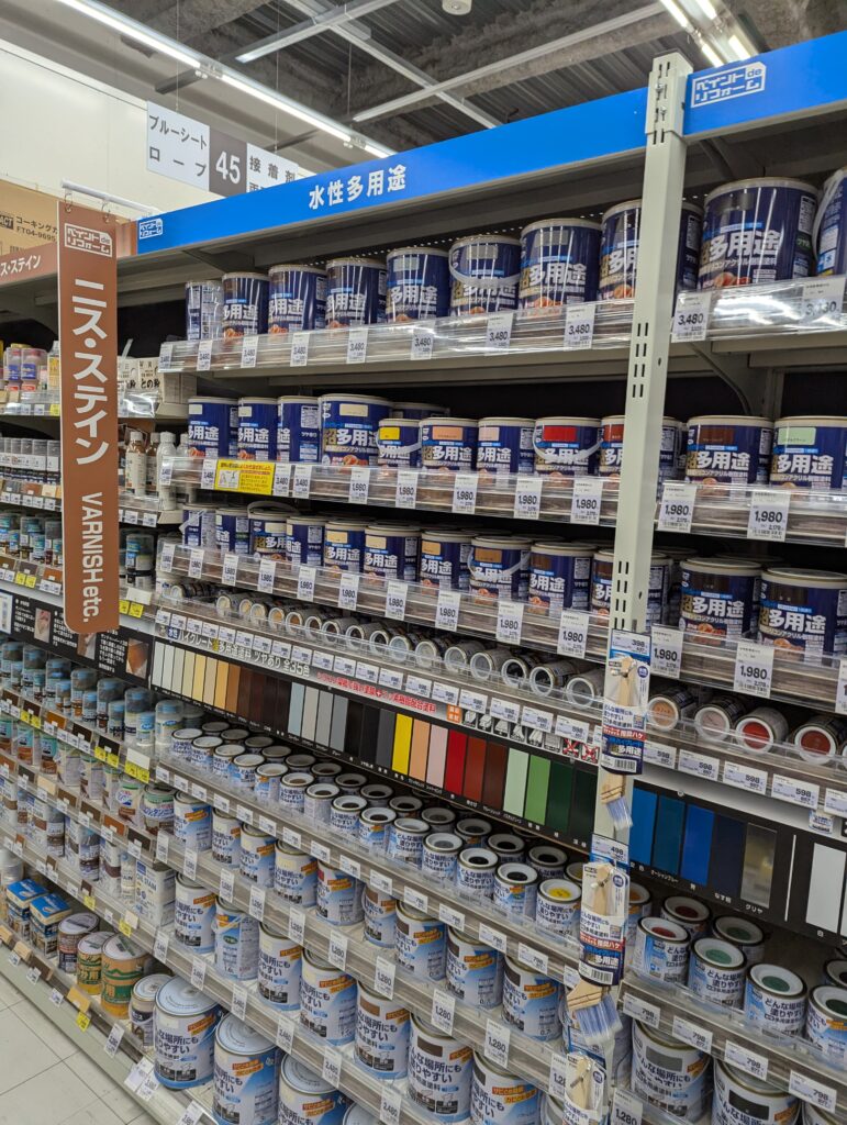 ニス・ステインの商品が並んでいる棚