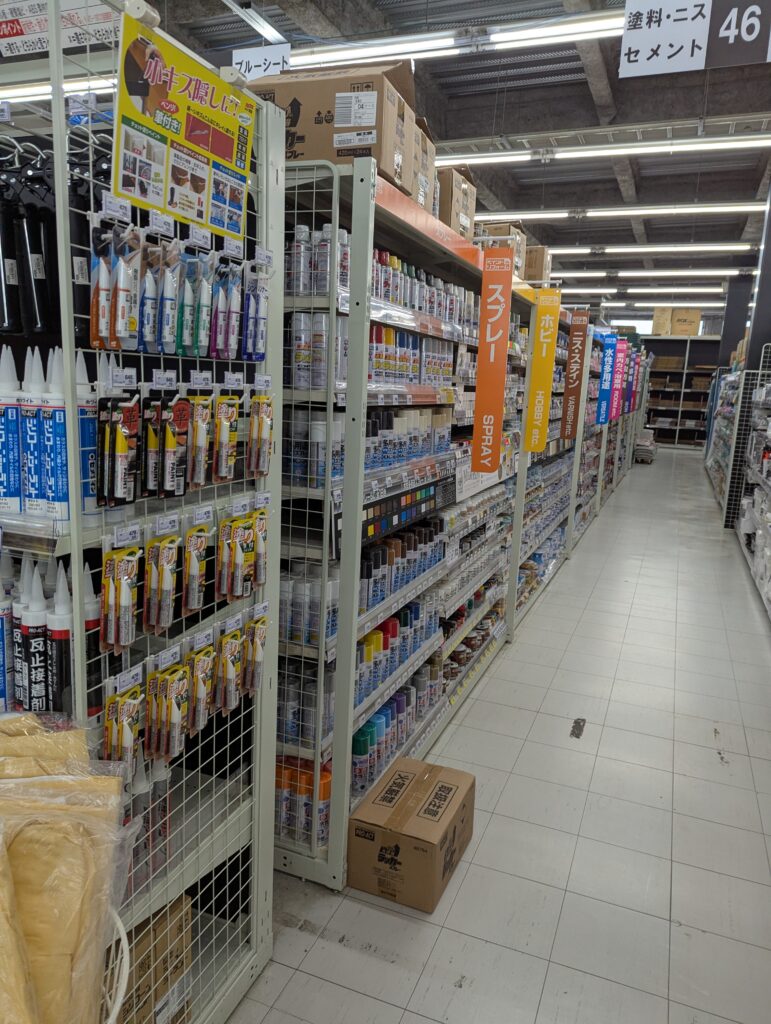 ホームセンターの塗料コーナーで、塗料の選び方が分からなず混乱してしまう。