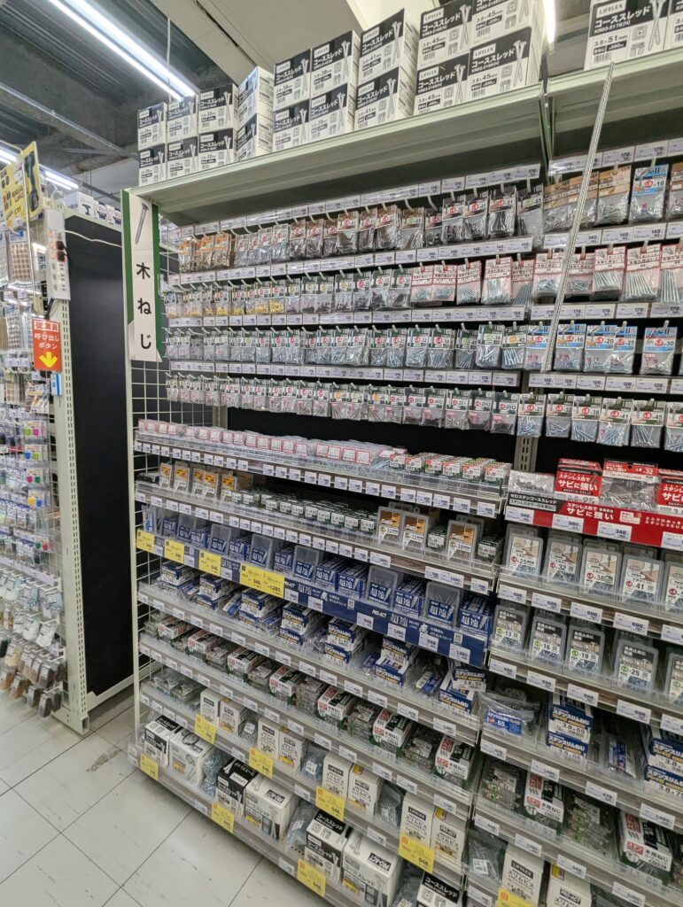 店頭に多くのビスが整列されておりビスの選び方が分からない