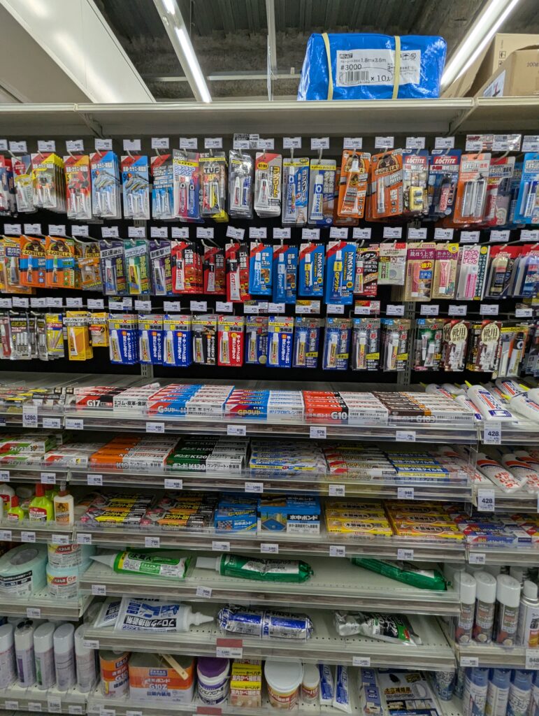 ホームセンターの接着剤売り場の写真　接着剤の選び方が分からないと迷ってしまう