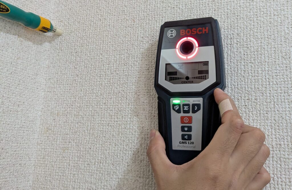 センサーで下地探しをしている写真