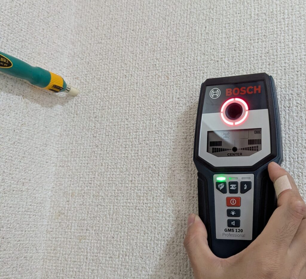 下地探しとセンサーで間柱や胴縁を探している写真