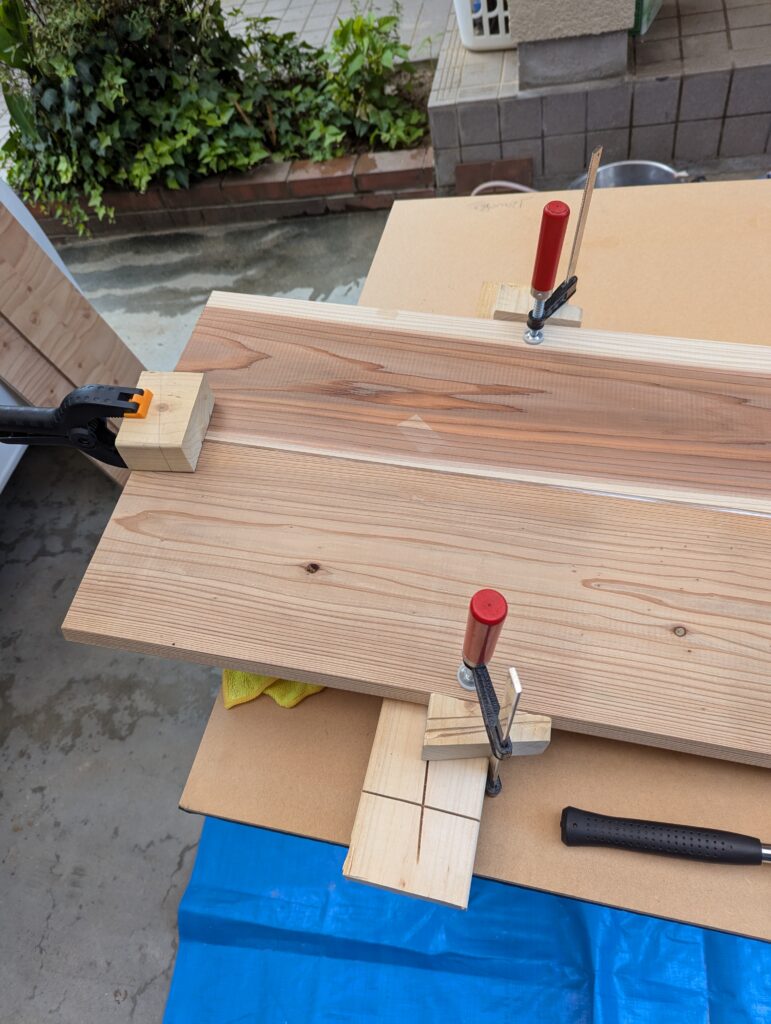 木工用ボンドで接着した板をクランプで圧着