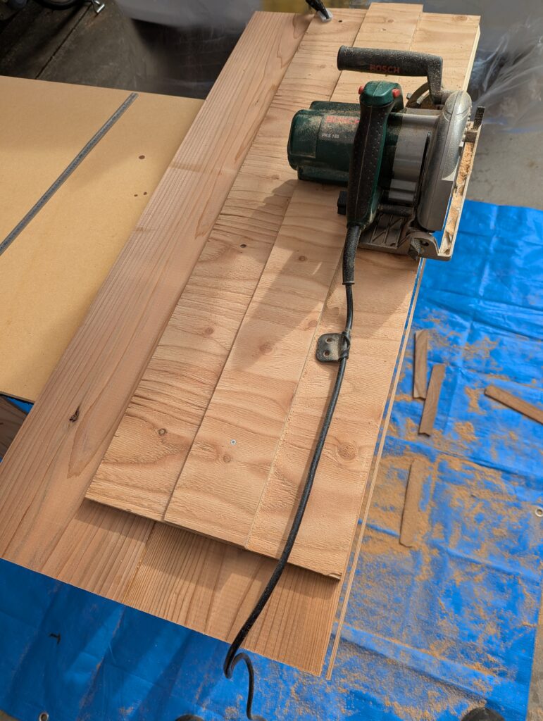 丸鋸定規で材料をカットしている写真