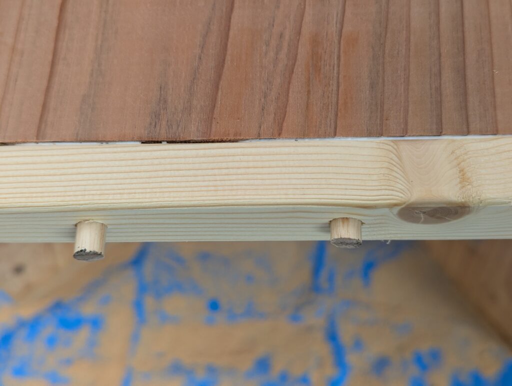 ダボを挿入しようとしている