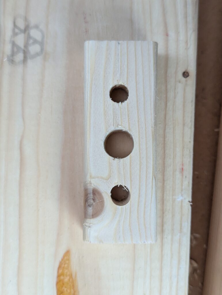 木材にドリルでスペーサー、リベット用の穴を施工。