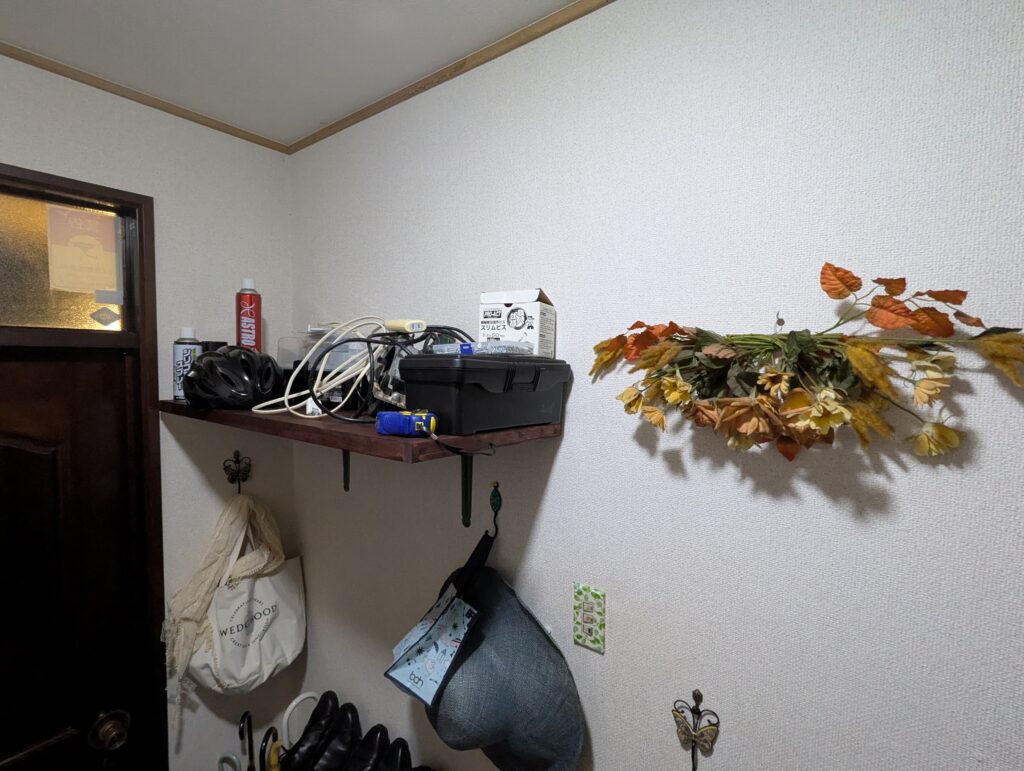 玄関横に設置した壁面棚