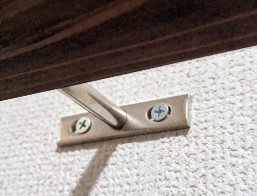 なべビスで金物と胴縁を固定している写真