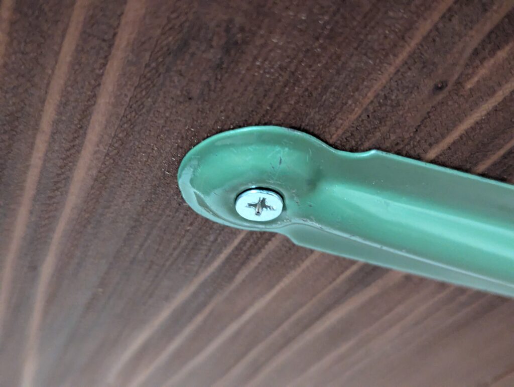 皿ビスで金物と棚板を固定している写真