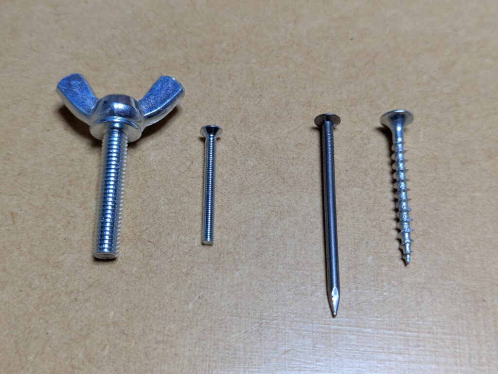 左から蝶ボルト、小ねじ、釘（N50）、ビス（コーススレッド）の写真