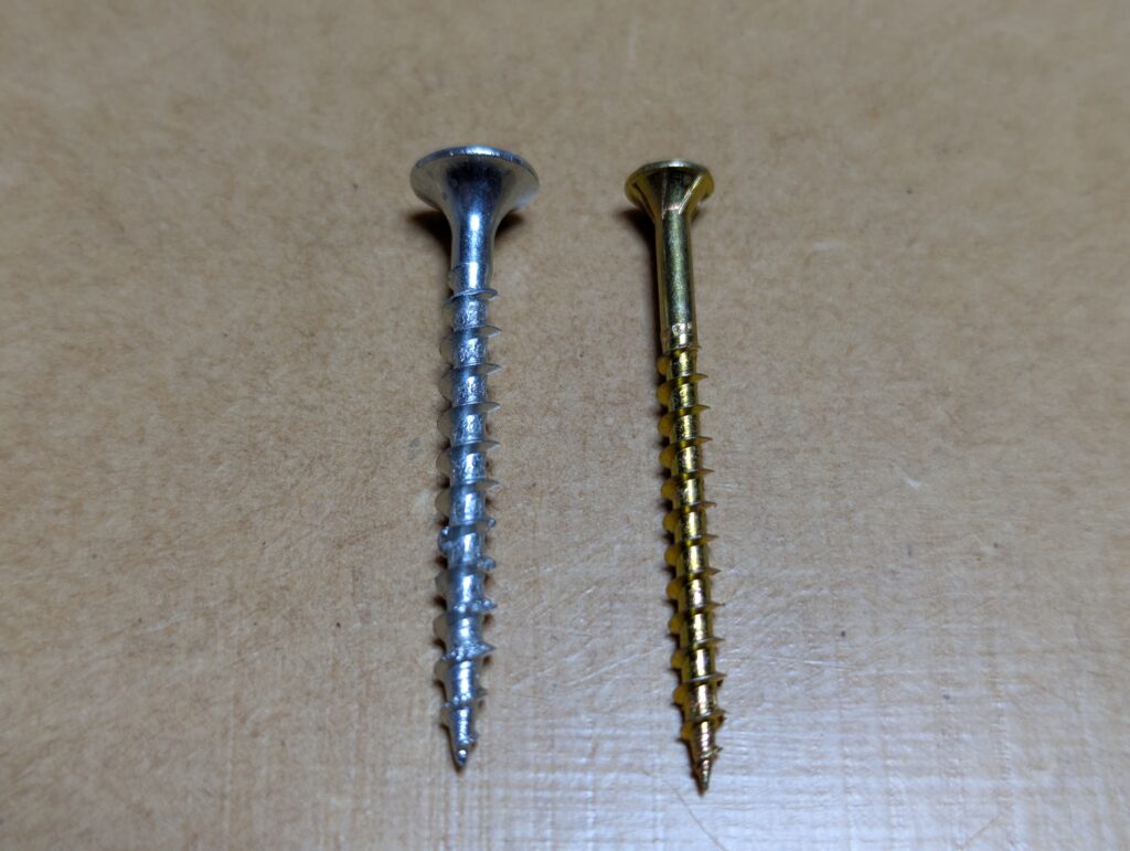 コーススレッドとスリムビスの写真　太さの比較