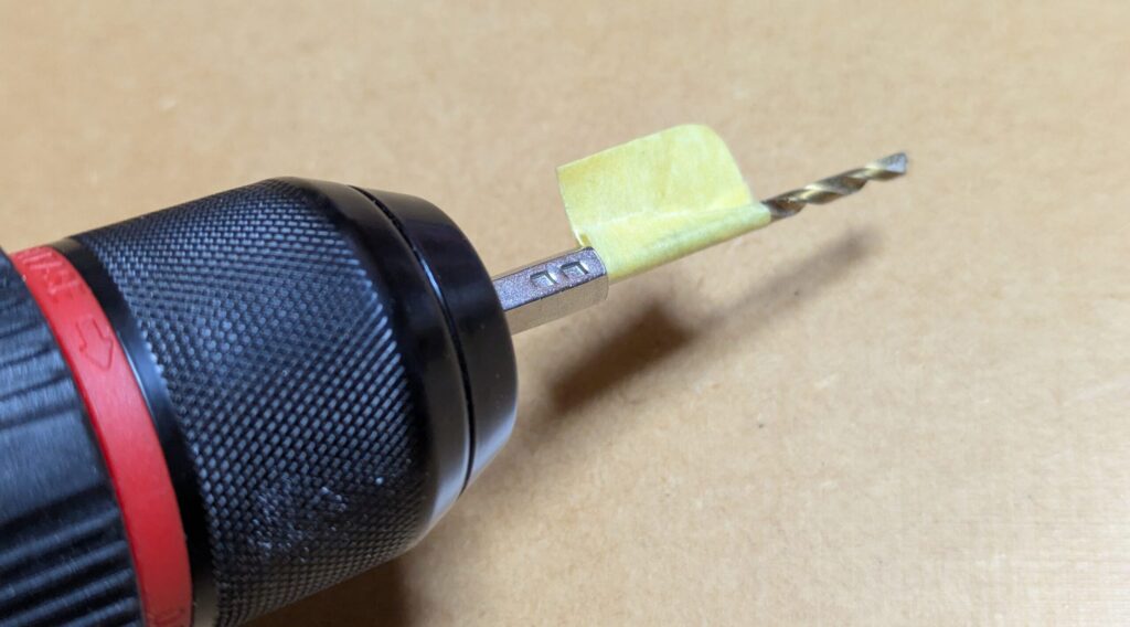 3mm木工ドリルにマスキングテープで印をつけた写真