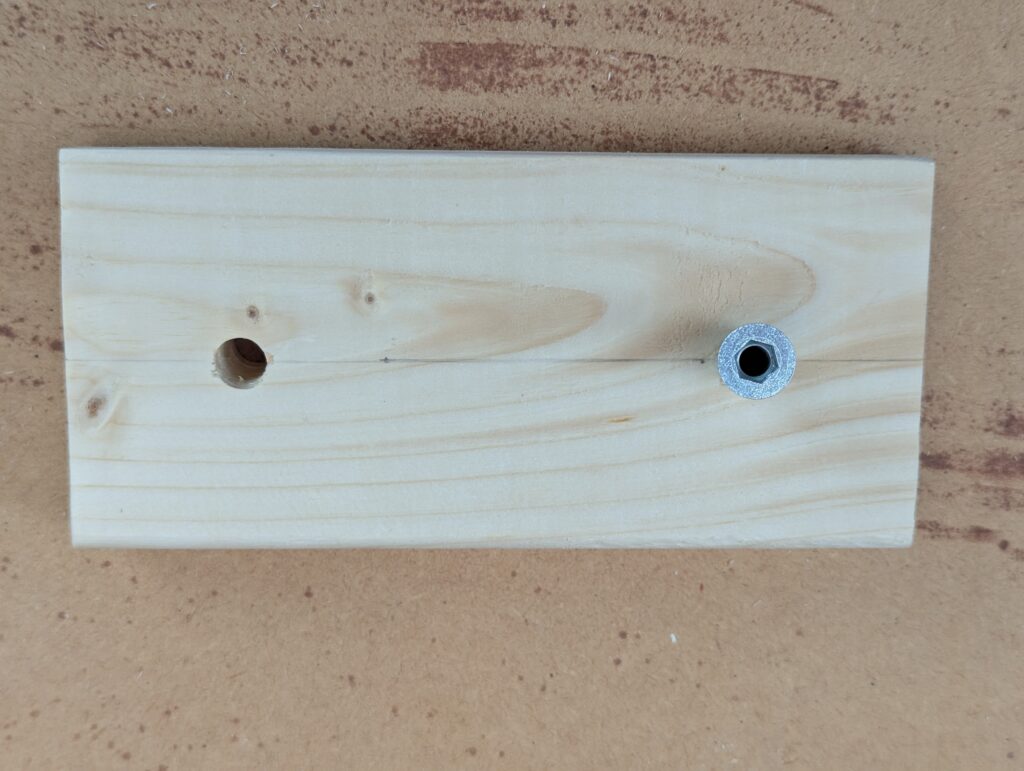 鬼目ナット用の穴を施工し、鬼目ナットを取り付けた