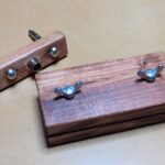 製作した治具(センタードリルガイドとサンドペーパーホルダー)の写真