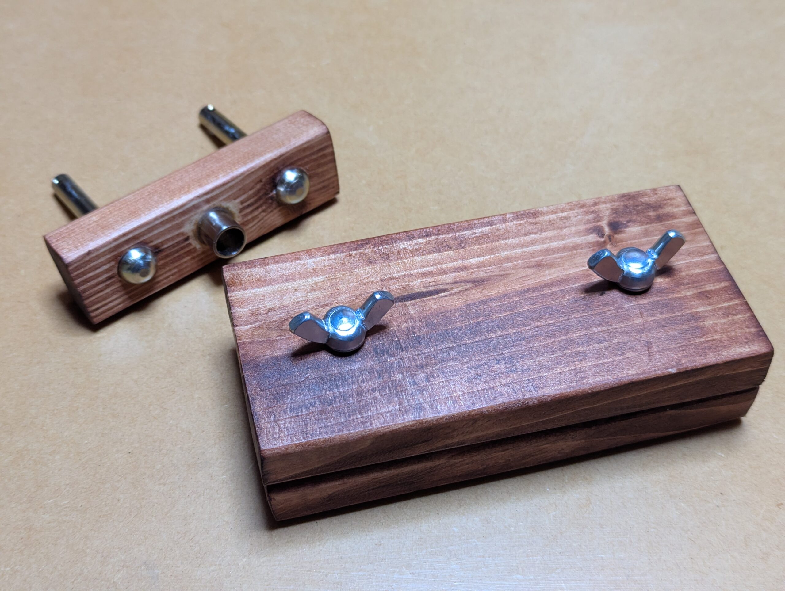 製作した治具（センタードリルガイドとサンドペーパーホルダー）の写真