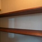 二段の壁面棚(隠し棚受け金物)