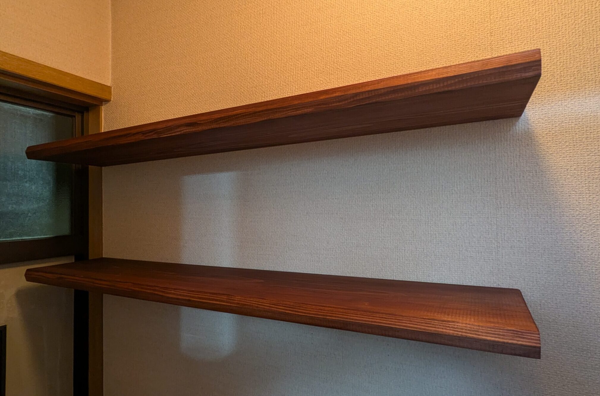 二段の壁面棚（隠し棚受け金物）