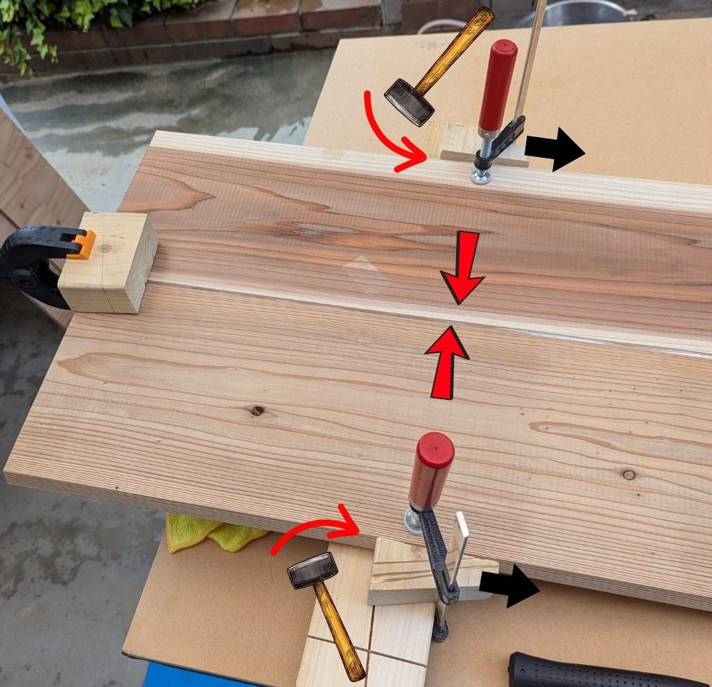 二枚のカフェ板の圧縮治具を説明