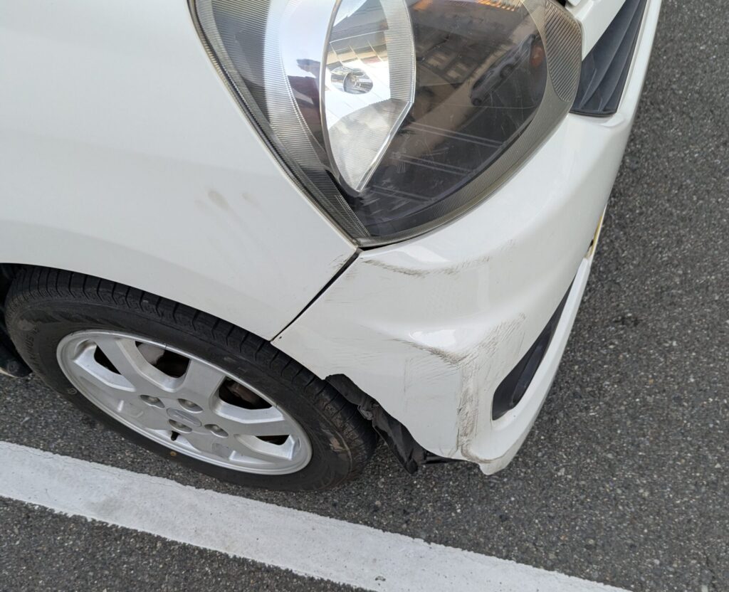 一部欠損したバンパーの写真