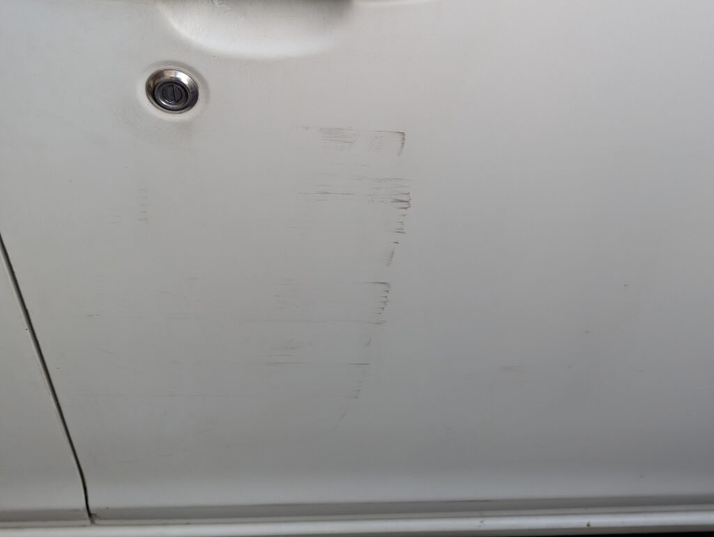 フロントドアの傷の写真