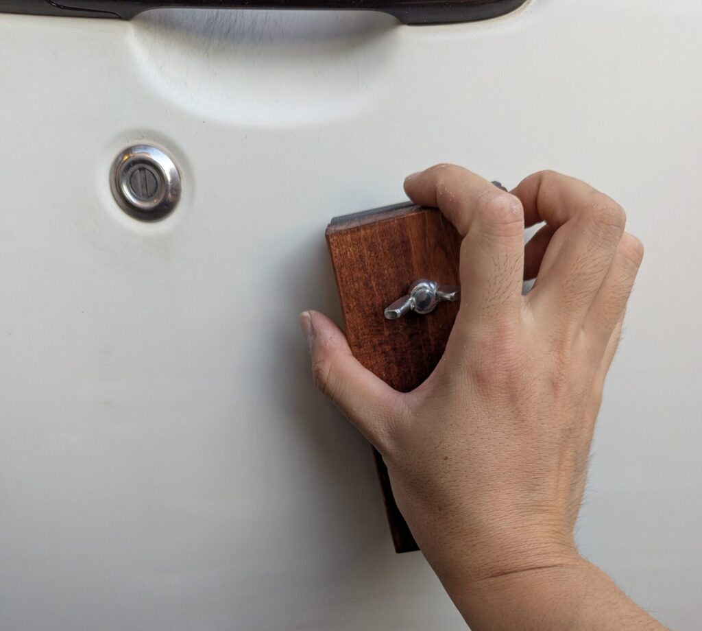 耐水ペーパーで研磨中