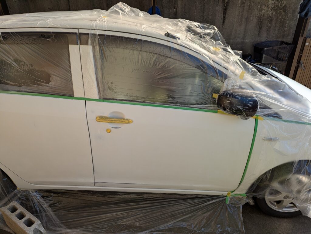 塗装箇所以外をマスキングしている写真