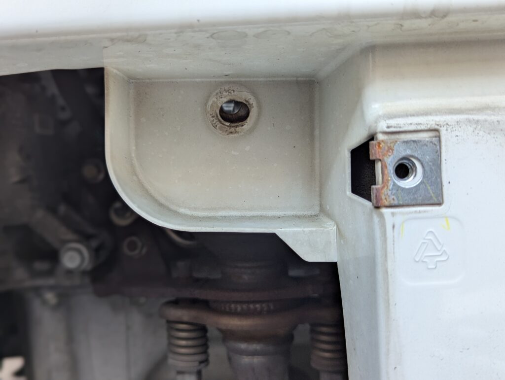 ナンバープレート裏のクリップ