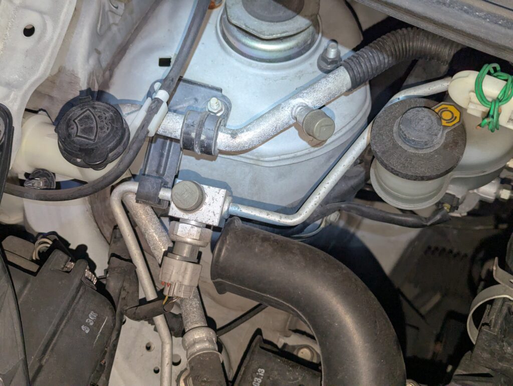 ウォッシャー液とブレーキフルード液の注ぎ口