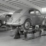 男性が車を検査している写真