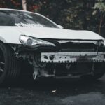 バンパーが破損している車の写真