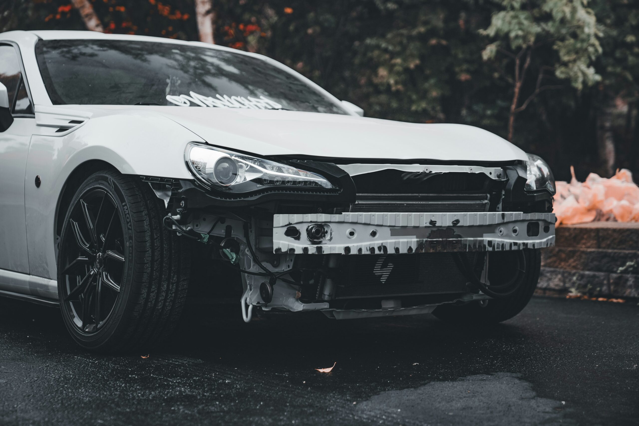 バンパーが破損している車の写真