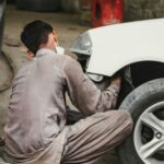 車のバンパーを補修する人の写真