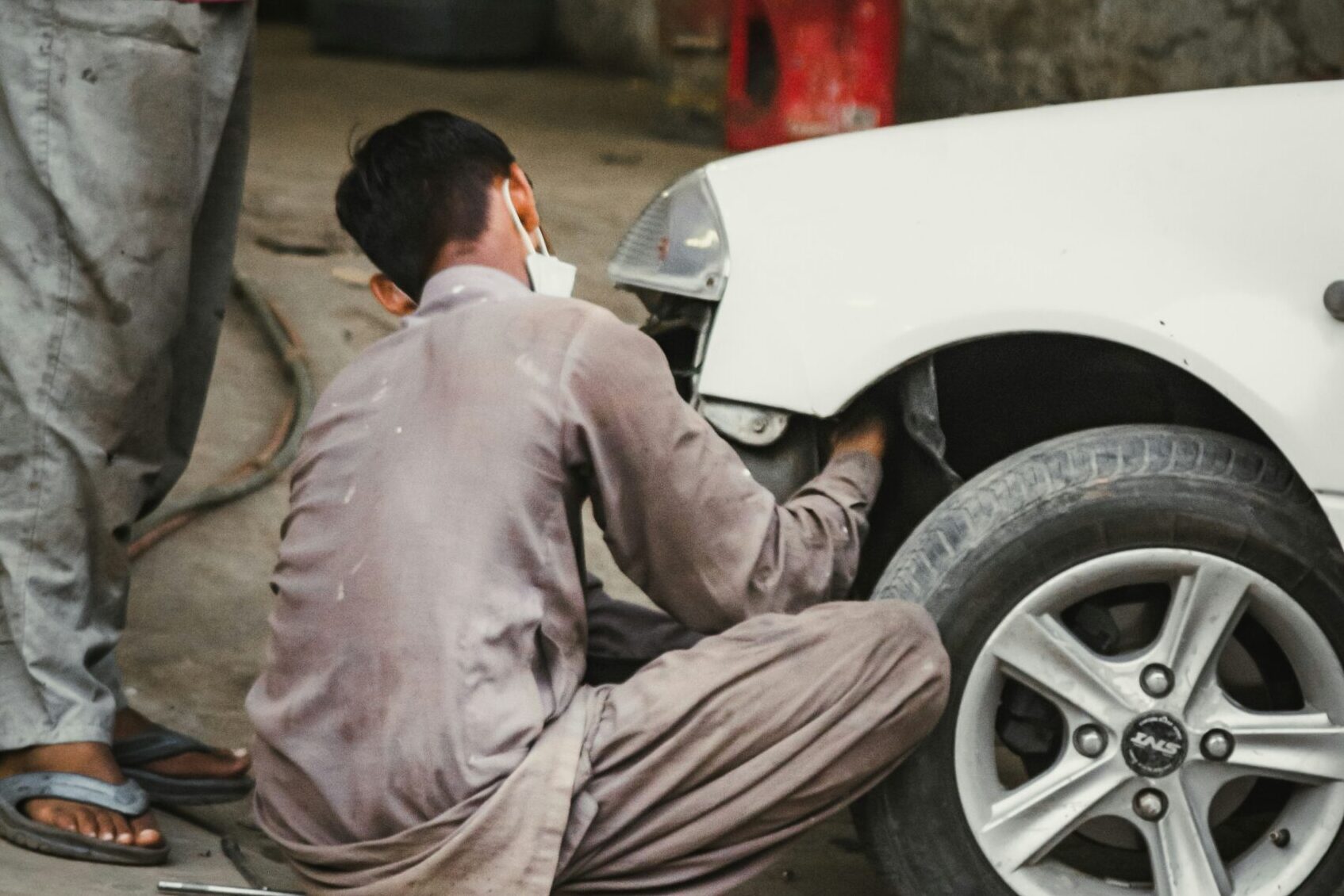 車のバンパーを補修する人の写真