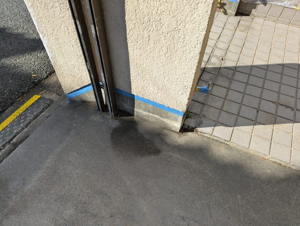 モルタル立ち上がり面にテープを貼っている写真