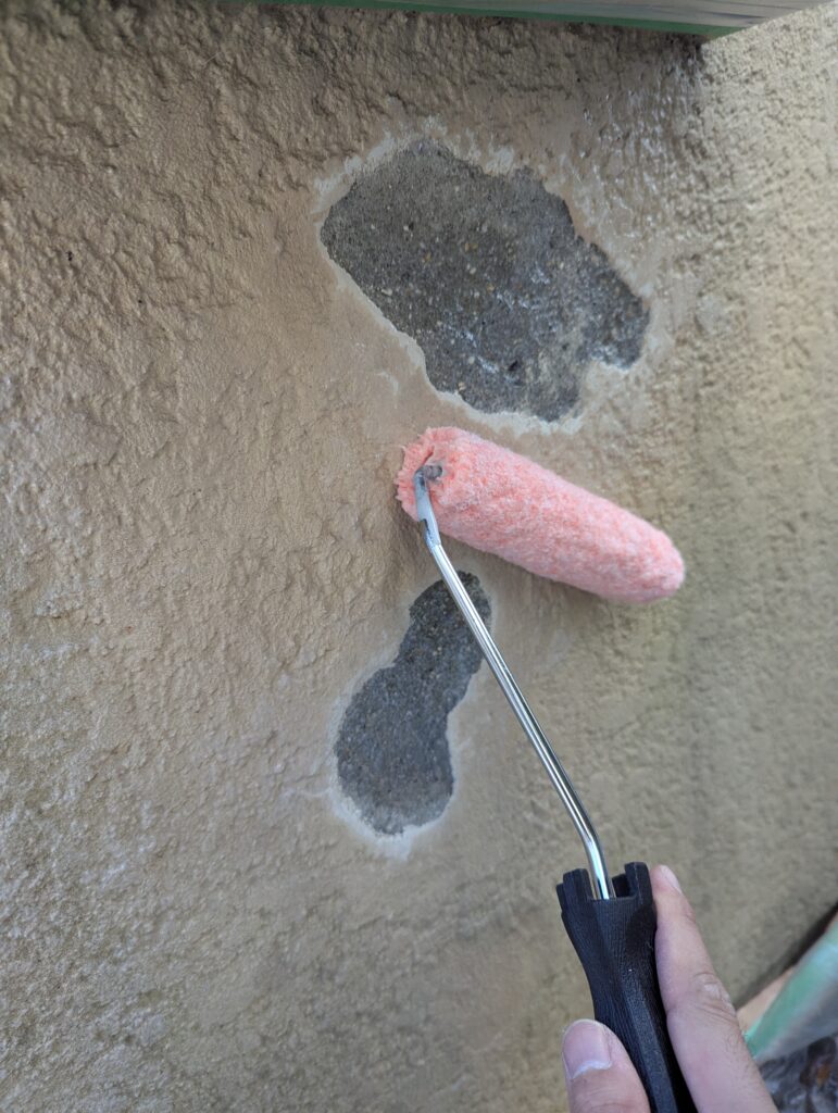 先にカチオンシーラーを膨れ除去部に塗布することで二回塗りにする