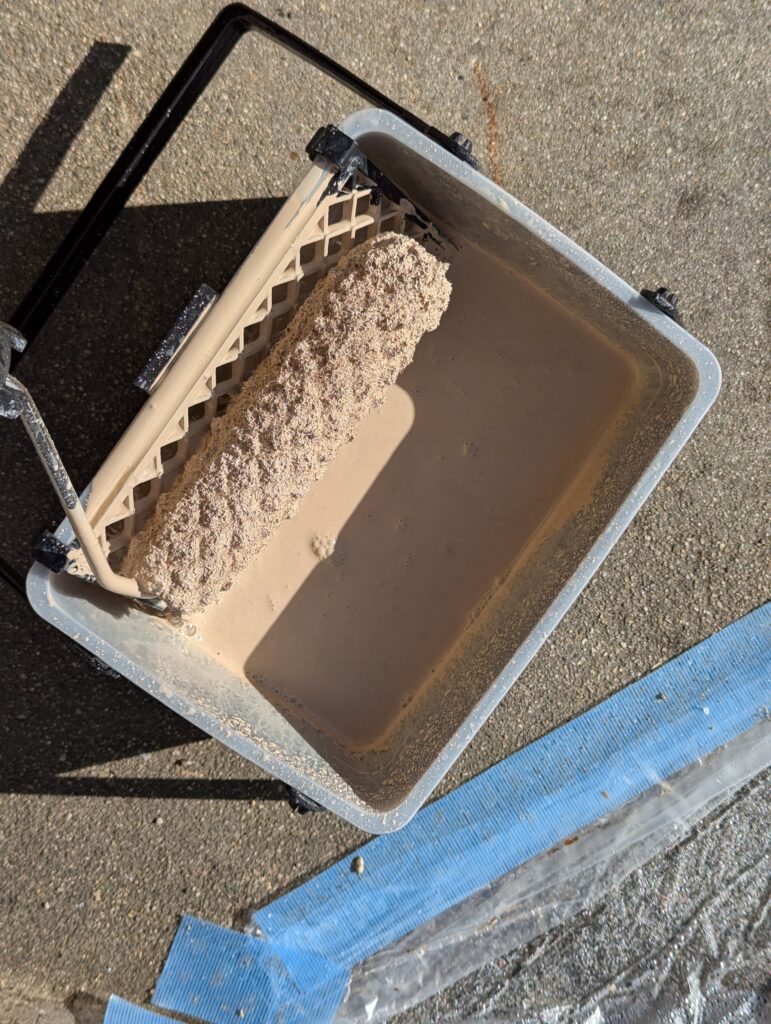 長毛ローラに塗料をつけて