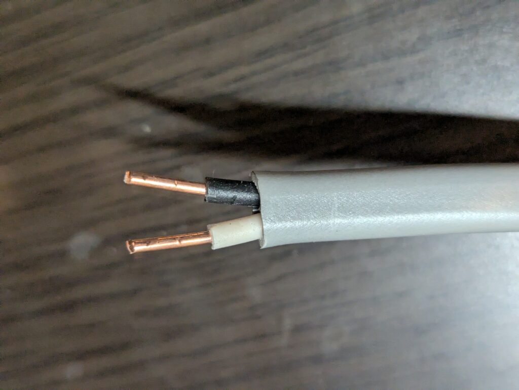 外装と被覆を剥いた電線