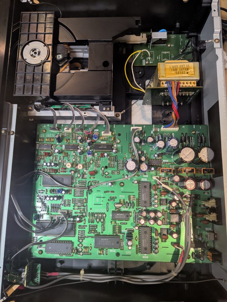 cdp-228esdの内部写真：基盤及びメカの全体像