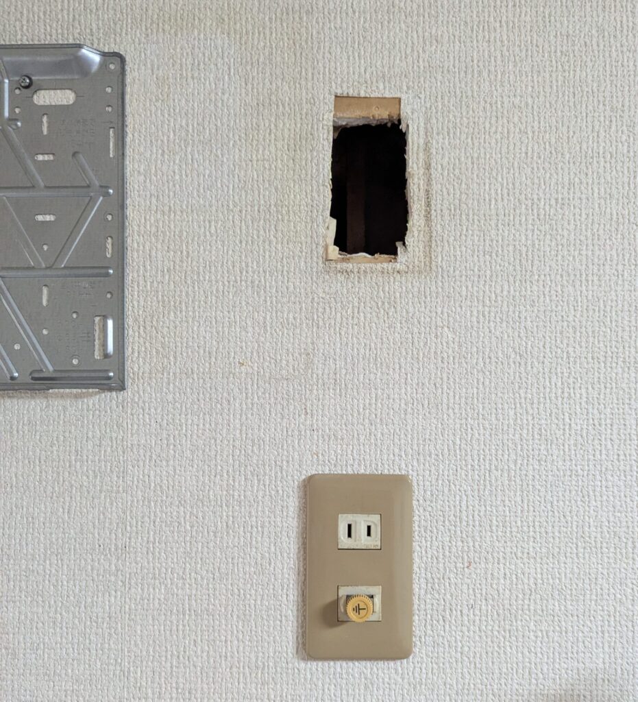 既存のコンセントを真下の壁面へ移設完了した状態