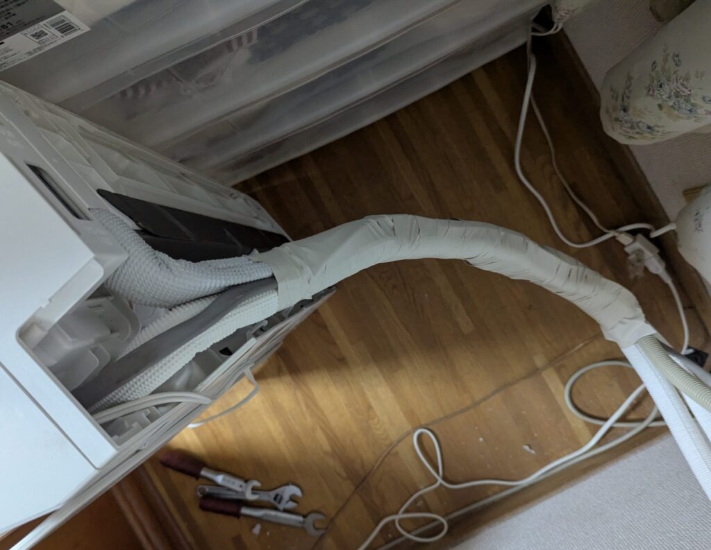冷媒配管、ドレンホース、連絡電線を非粘着テープで一本に束ねた状態