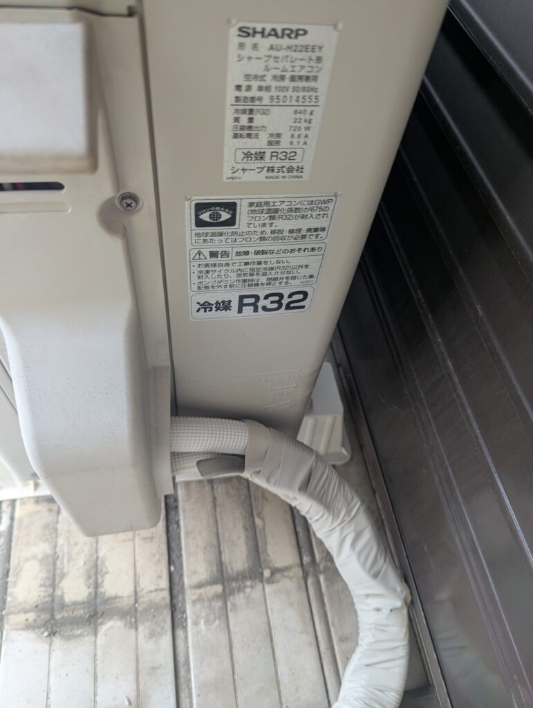 SHARP製室外機（AU-H22EEY）のバルブカバー装着と裏側への余長配管収納