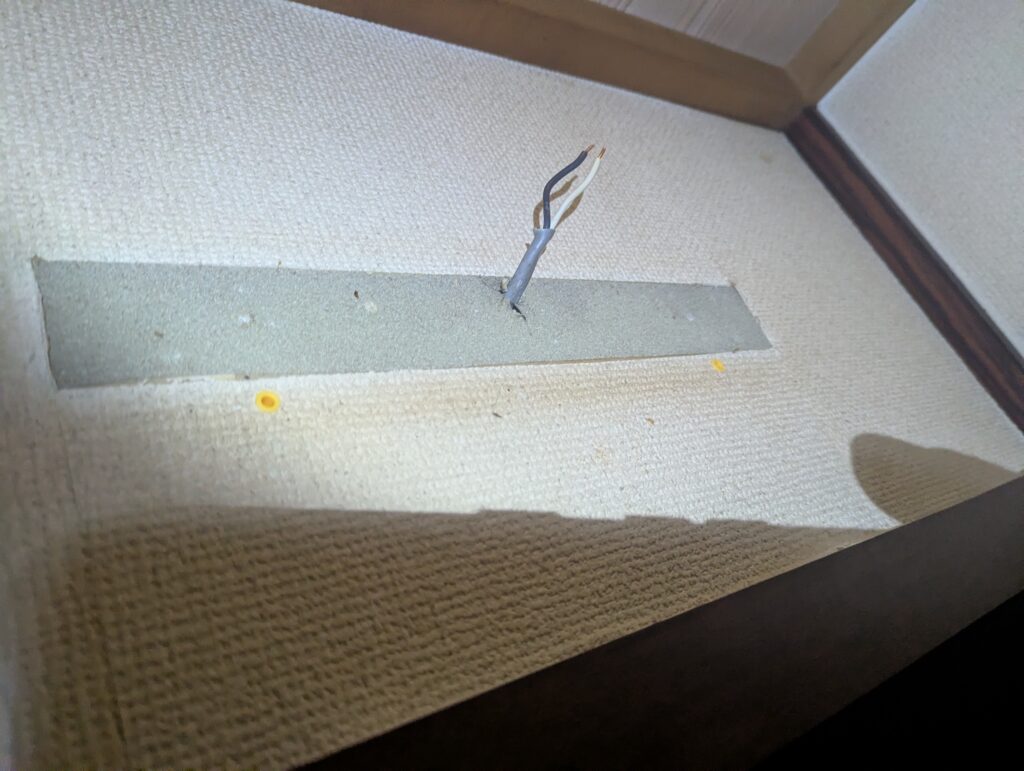 既存器具撤去後の壁面とVVFケーブル
