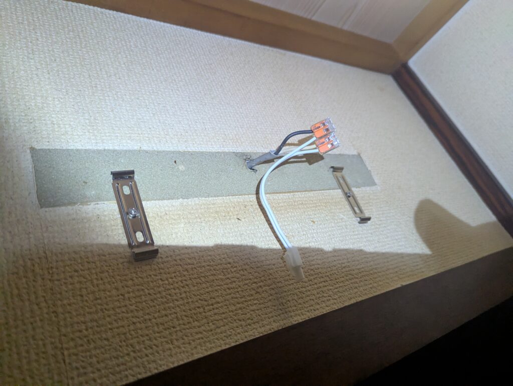 壁面に固定したブラケットとWAGOによる結線