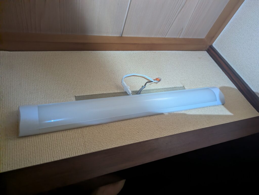 取り付けが完了したLEDベースライト（消灯時）