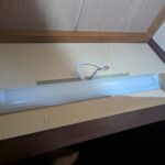 取り付けが完了したLEDベースライト（消灯時）