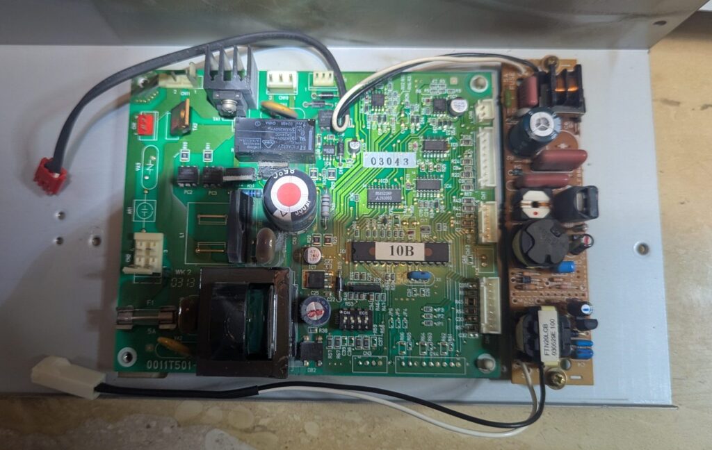 電装ボックス内部の制御基板とインバータ基板